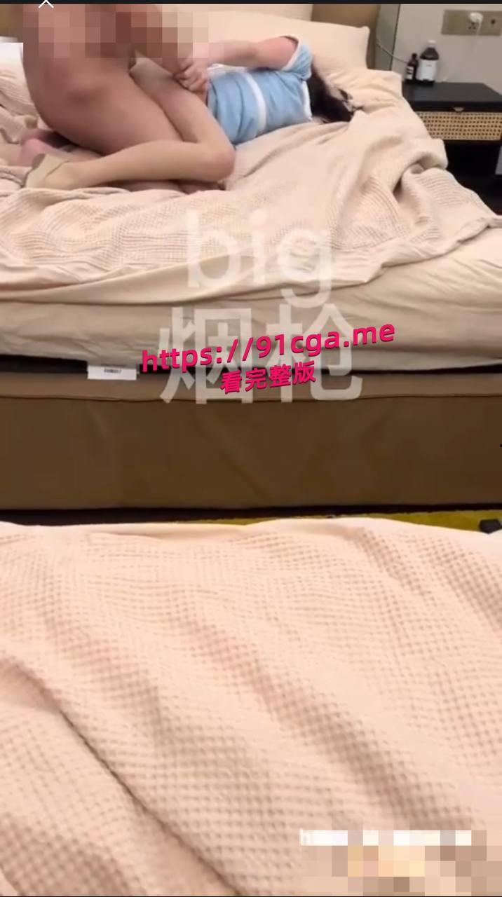 空姐被肥胖男强奸，空姐不一定在飞机上 也可能在我的床上 被灌了神仙水竟然还能反抗意志力太强了