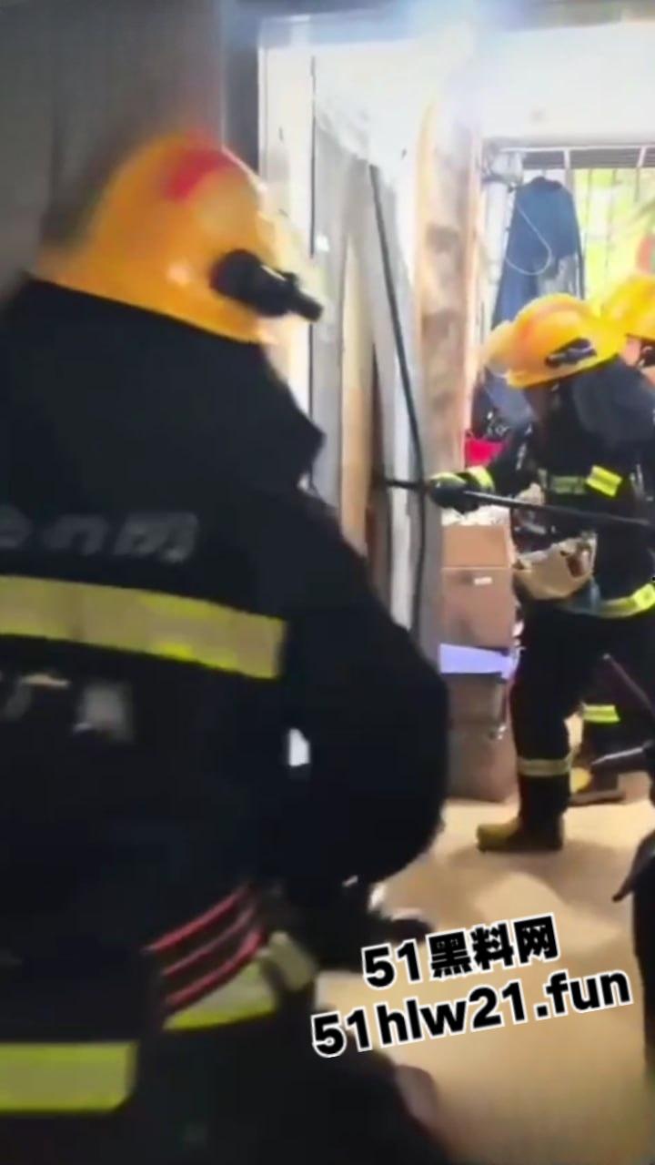 奇葩消防队捉奸行动，邻居听楼下有女人喊救命，果断报警119消防员破门而入，竟是两人做爱女人被操爽了。