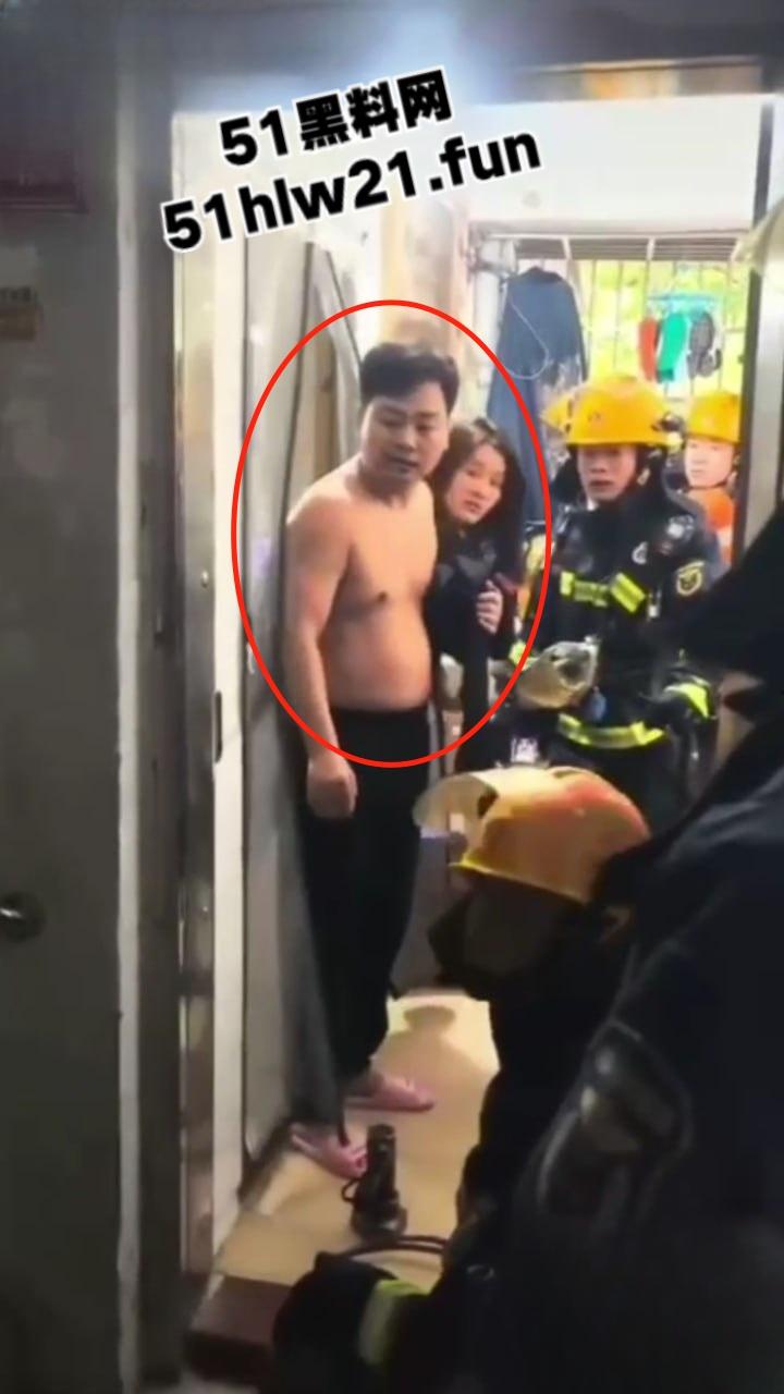 奇葩消防队捉奸行动，邻居听楼下有女人喊救命，果断报警119消防员破门而入，竟是两人做爱女人被操爽了。