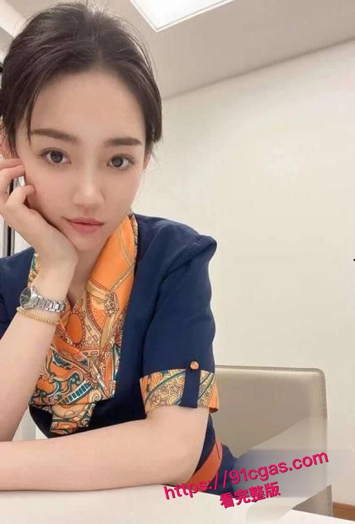 优雅空姐张颖，青岛航空乘务长，制服下的完美身材惊艳四座！