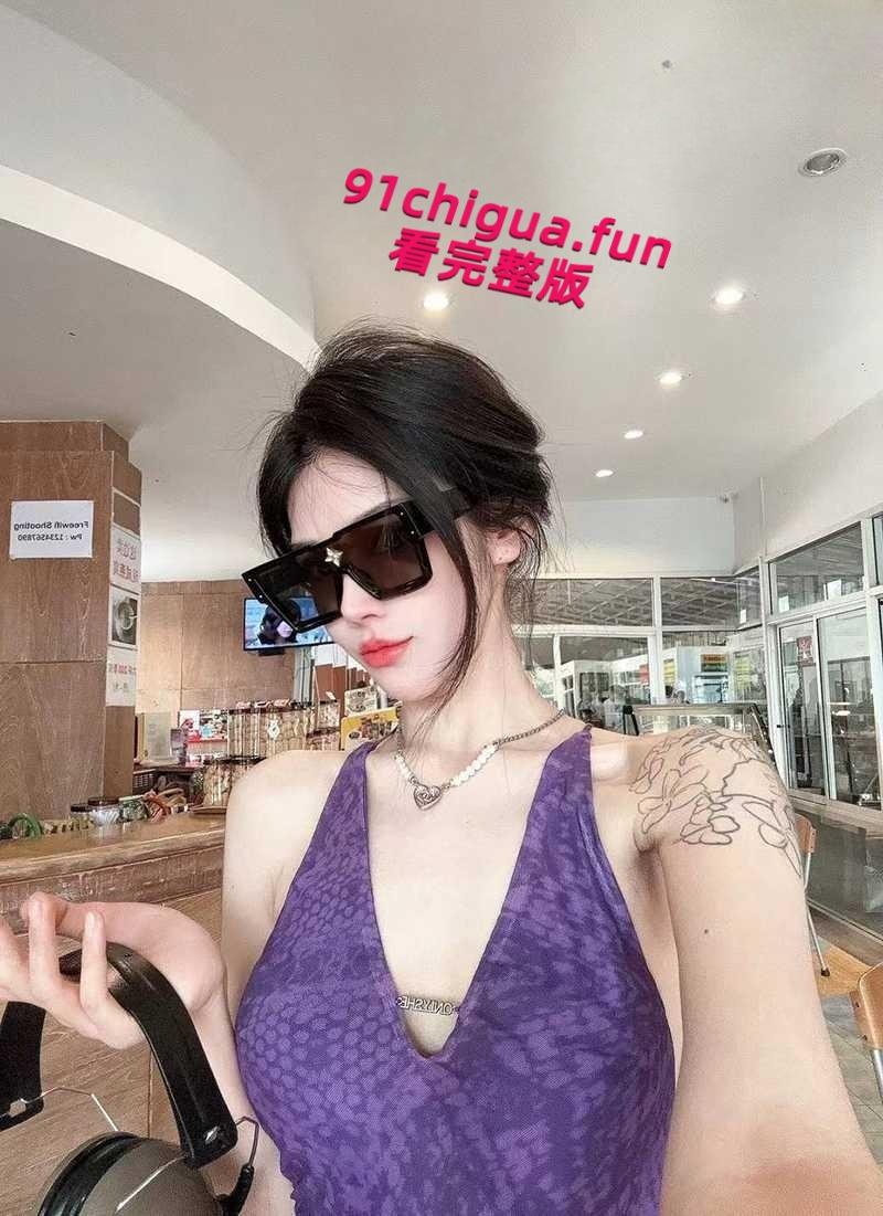 天津顶级名媛【黄丽娜】线下援交视频曝光，疯狂式口交深喉被金主爆操爽的直翻白眼，肩部纹身实锤无疑！