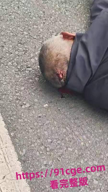 今日快讯！乐山市区法院外 赛摩女骑手快撞飞老人 当场嘎掉！