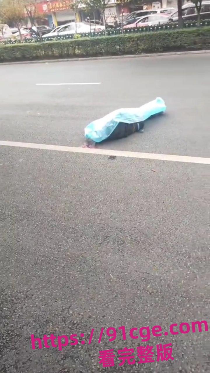 今日快讯！乐山市区法院外 赛摩女骑手快撞飞老人 当场嘎掉！