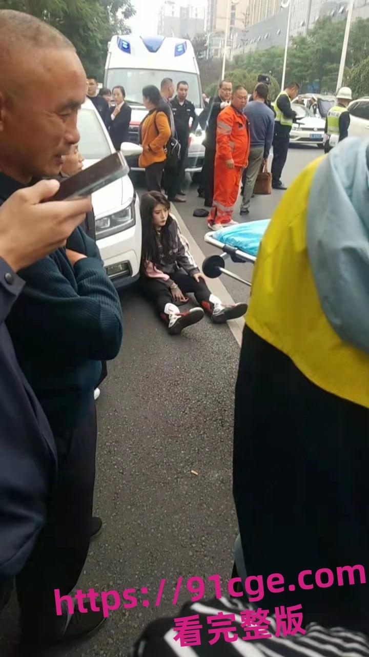 今日快讯！乐山市区法院外 赛摩女骑手快撞飞老人 当场嘎掉！