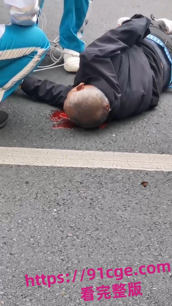 今日快讯！乐山市区法院外 赛摩女骑手快撞飞老人 当场嘎掉！-4