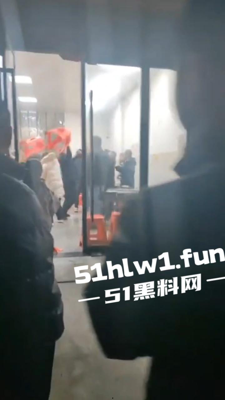 臭棋篓子太没牌品！男子打麻将被自摸胡牌 记恨对家没有碰 愤而打砸麻将馆！