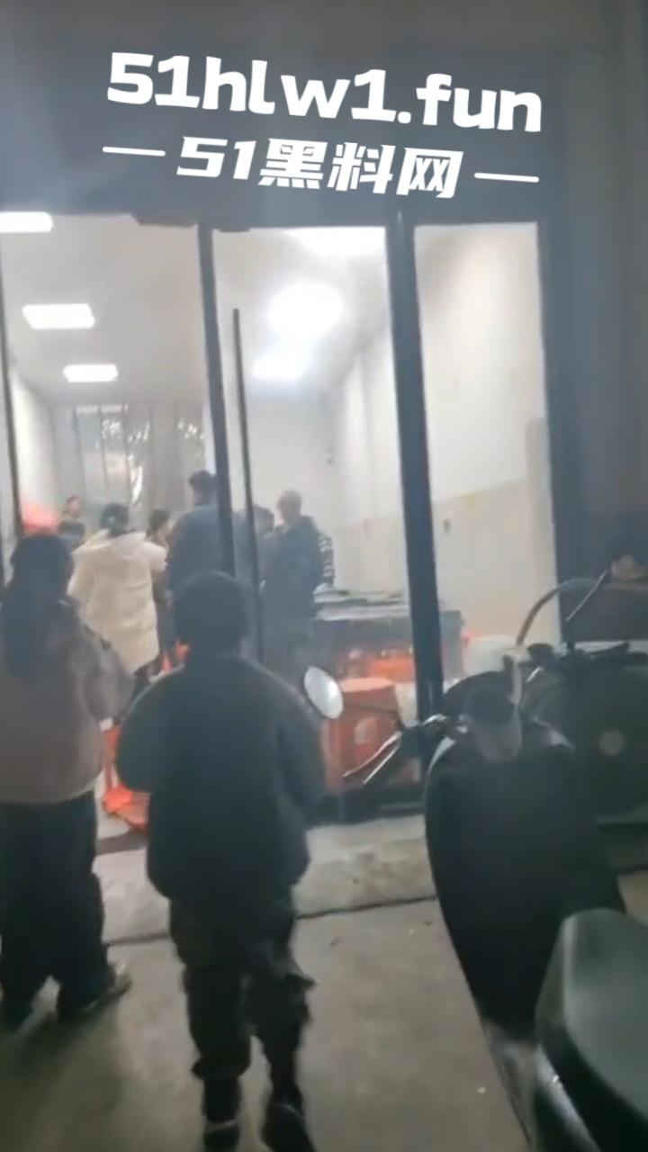 臭棋篓子太没牌品！男子打麻将被自摸胡牌 记恨对家没有碰 愤而打砸麻将馆！