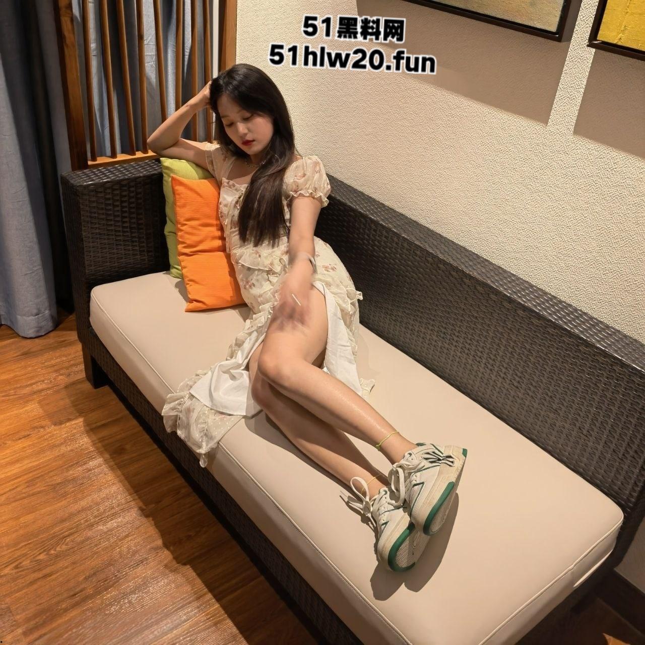 超高颜值女神【小小维on】校花级别反差女友，自拍给男友毒龙舔肛，极限露出调教小母狗。-8