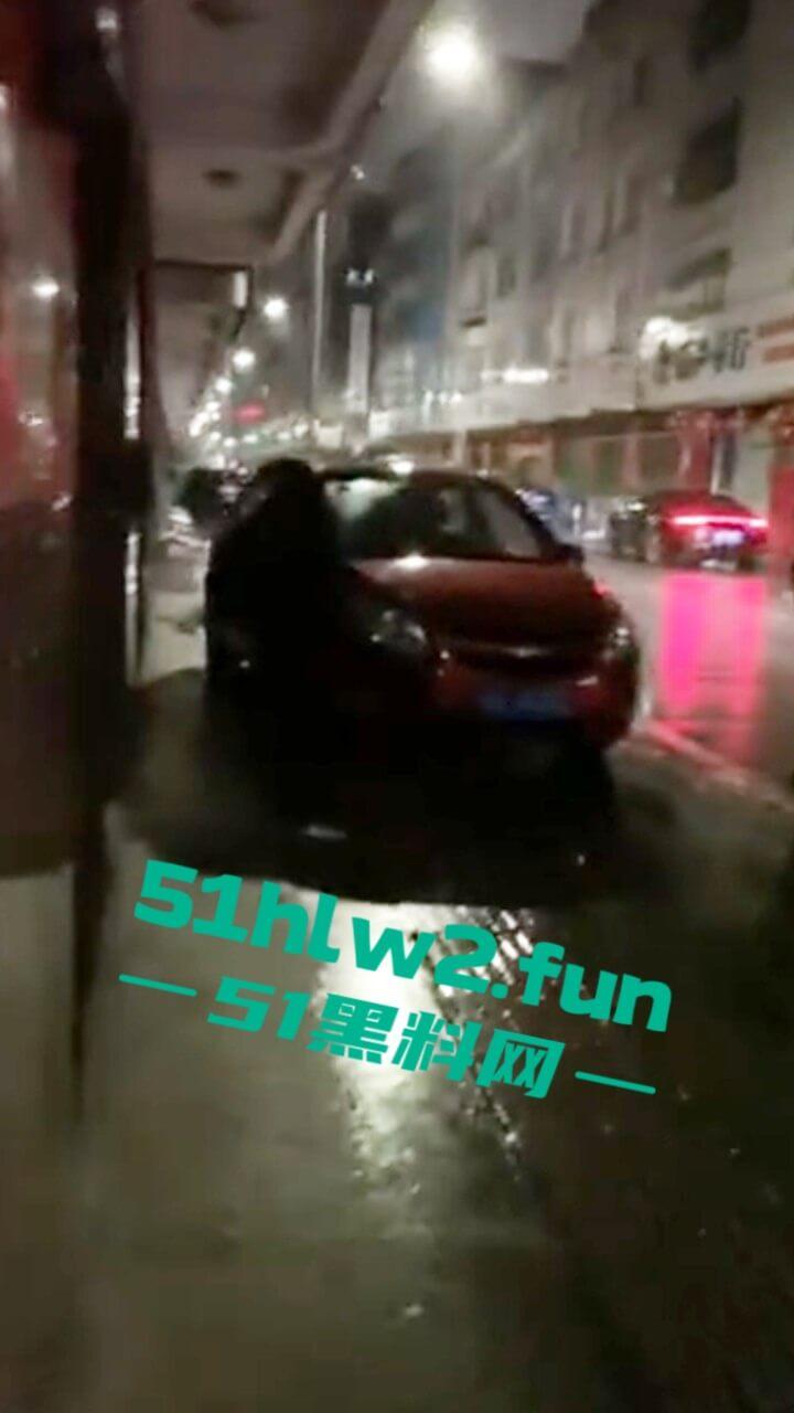 广东渣女开男友车装白富美出轨车震情人，男友用GPS找到当场抓住俩人奸情胆子是真大啊。