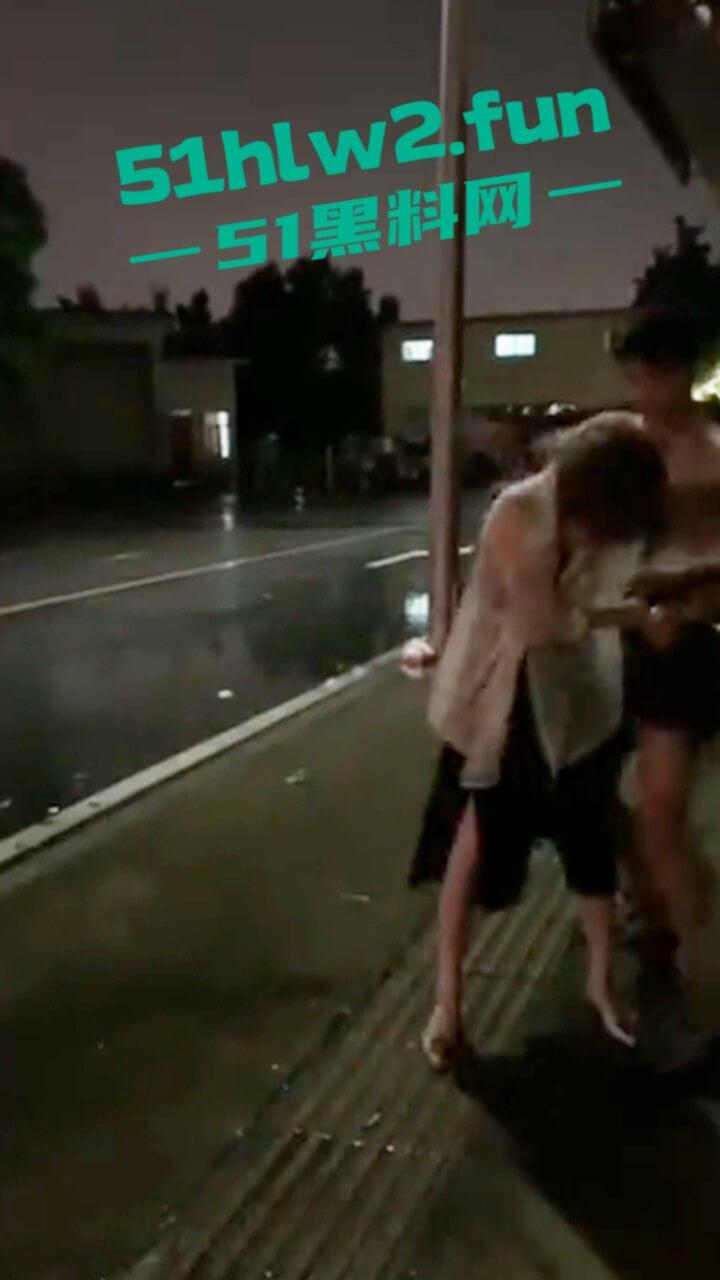 广东渣女开男友车装白富美出轨车震情人,男友用GPS找到当场抓住俩人奸情胆子是真大啊。-5