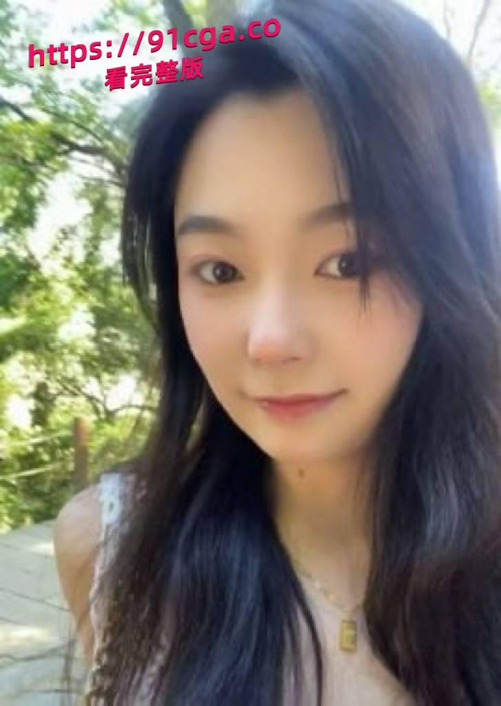 成都文职女王心萍，表面文静，实则暗藏惊人反差！已婚的她经常背着老公，偷偷与情人厮混，私生活糜烂不堪