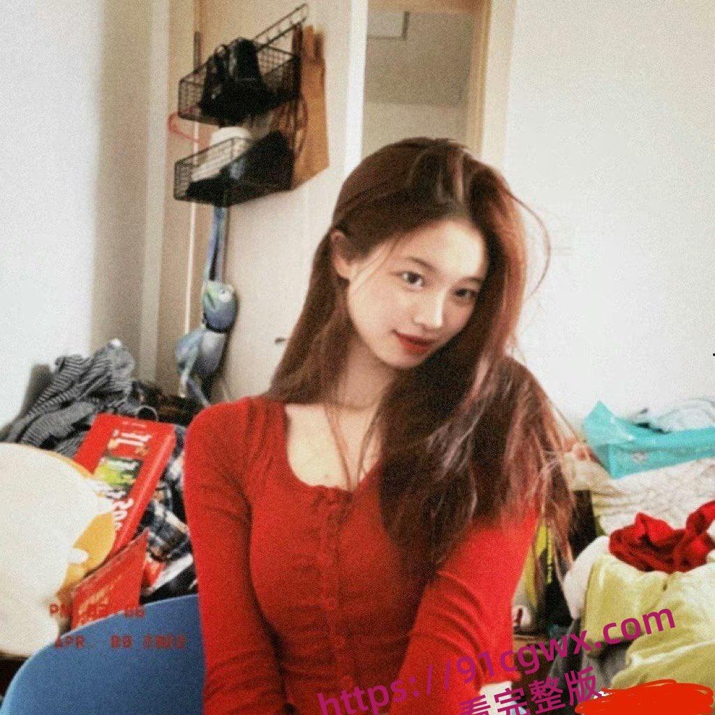 苏州短发人妻小薇，平日里是贤妻良母，却在百度云上意外泄露了她的偷情秘密。