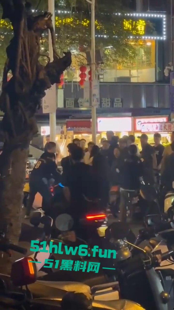 三亚港华夜市两摊主为争半米摊位持刀互砍，现场围观惨叫声惊悚起鸡皮。