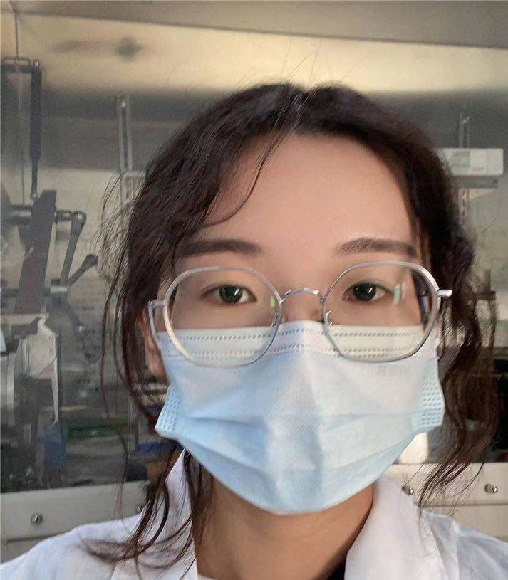 清纯眼镜妹大学生私下喜欢私拍狂野 羞涩眼神下的激情口交与猛烈抽插