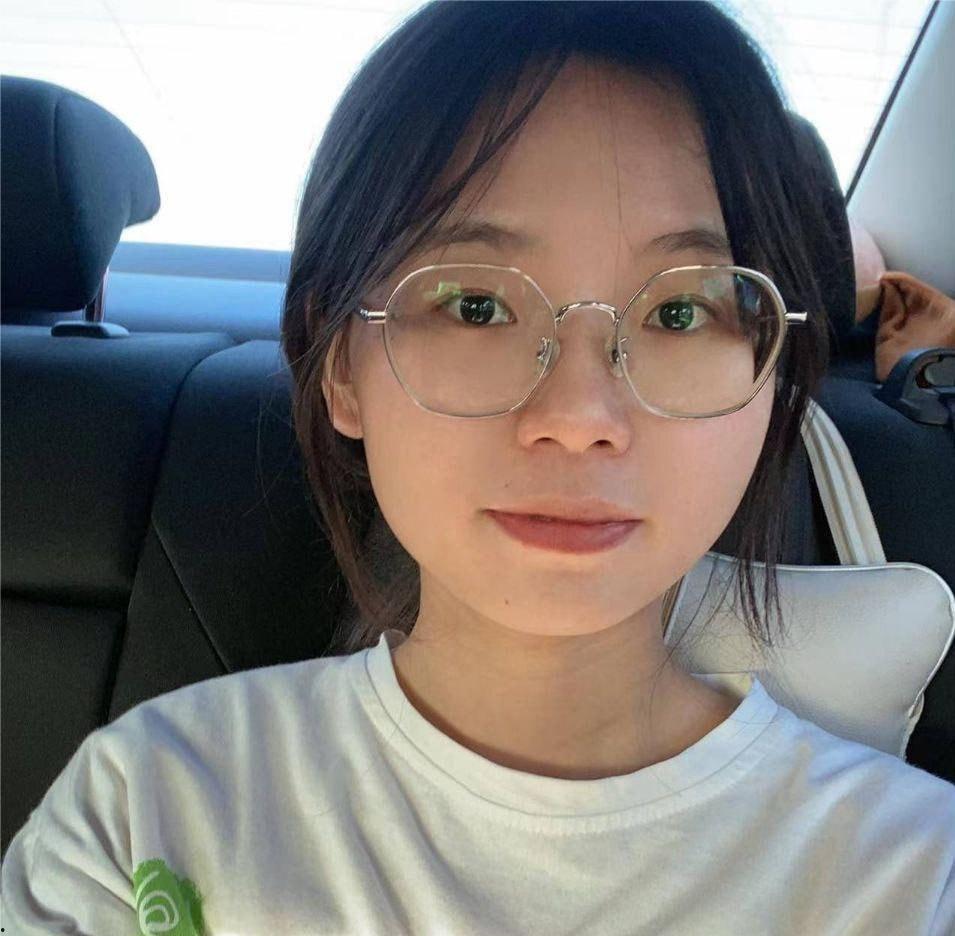 清纯眼镜妹大学生私下喜欢私拍狂野 羞涩眼神下的激情口交与猛烈抽插