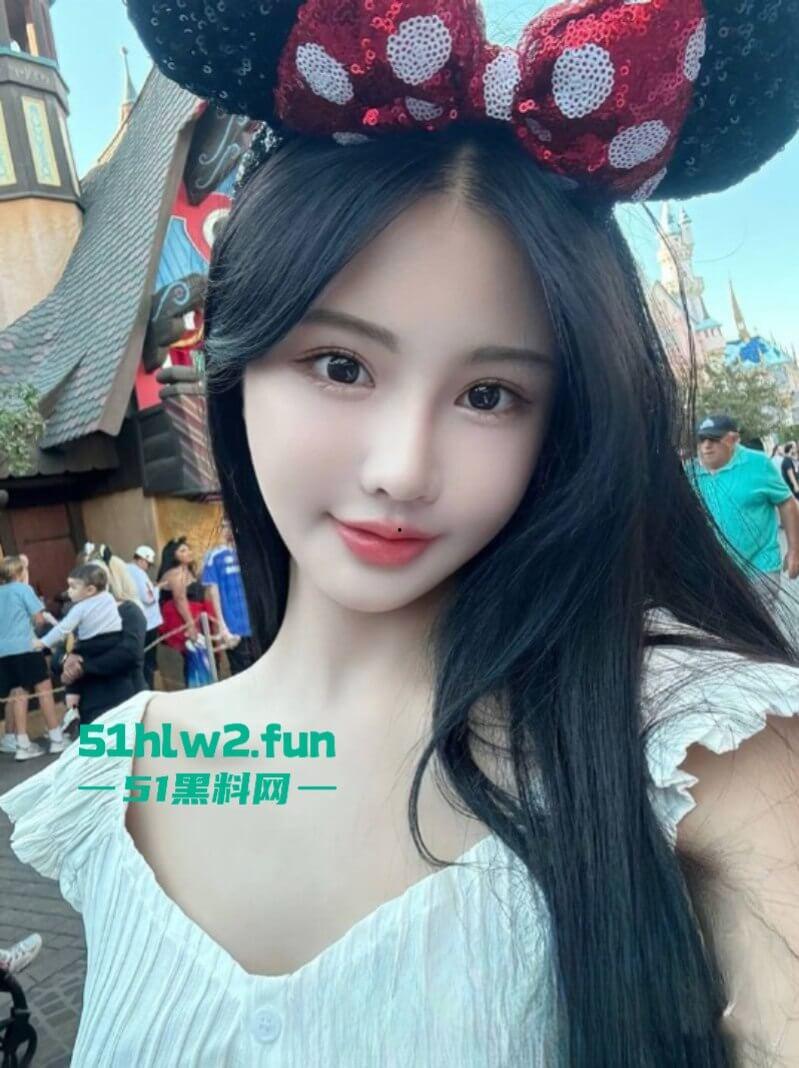 小红书【Chanel】95后UCR女网红竟是外围上岸！天价卖逼费高达5W美金，这逼是镶金边了吗？