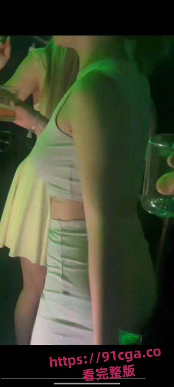 惊爆饭店与KTV的内卷大战火热上演,凸点舞娘扭臀跳擦边舞吸客-4