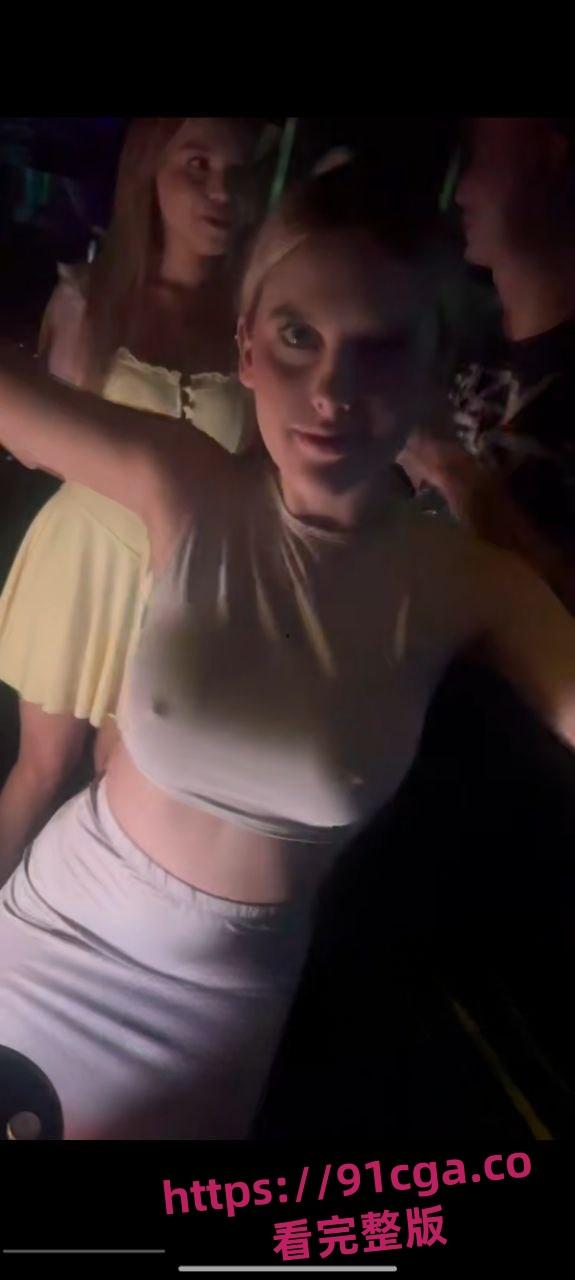 惊爆饭店与KTV的内卷大战火热上演,凸点舞娘扭臀跳擦边舞吸客-5