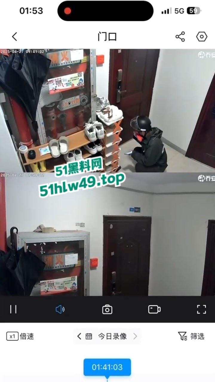 南通恋物变态男，在门口狂舔女鞋都快被大哥舔湿，变态真多可是喜欢臭脚鞋子的变态可是奇观。