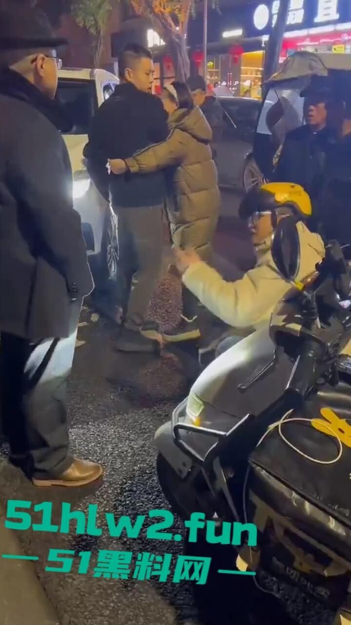 四川乐山奇葩男女，开个破吉利撞到外卖员下车辱骂对方，称自己是有钱人这逼装的能给满分。
