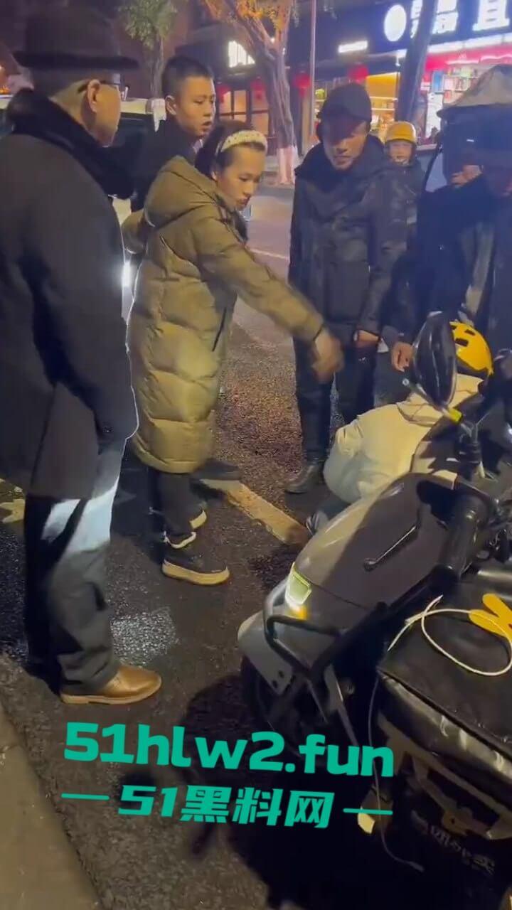 四川乐山奇葩男女，开个破吉利撞到外卖员下车辱骂对方，称自己是有钱人这逼装的能给满分。