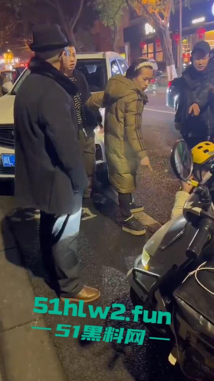 四川乐山奇葩男女，开个破吉利撞到外卖员下车辱骂对方，称自己是有钱人这逼装的能给满分。