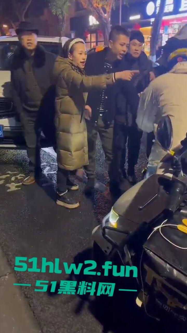 四川乐山奇葩男女,开个破吉利撞到外卖员下车辱骂对方,称自己是有钱人这逼装的能给满分。-5