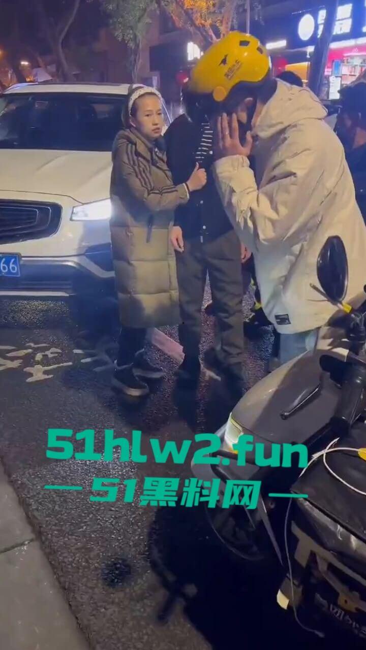 四川乐山奇葩男女,开个破吉利撞到外卖员下车辱骂对方,称自己是有钱人这逼装的能给满分。-6