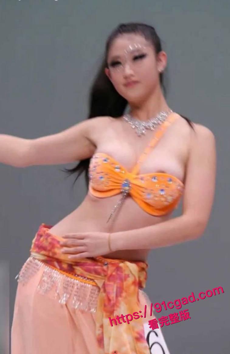 北京艺术学院艺考生 周淑 表演时裹胸脱落 露出深色乳晕！