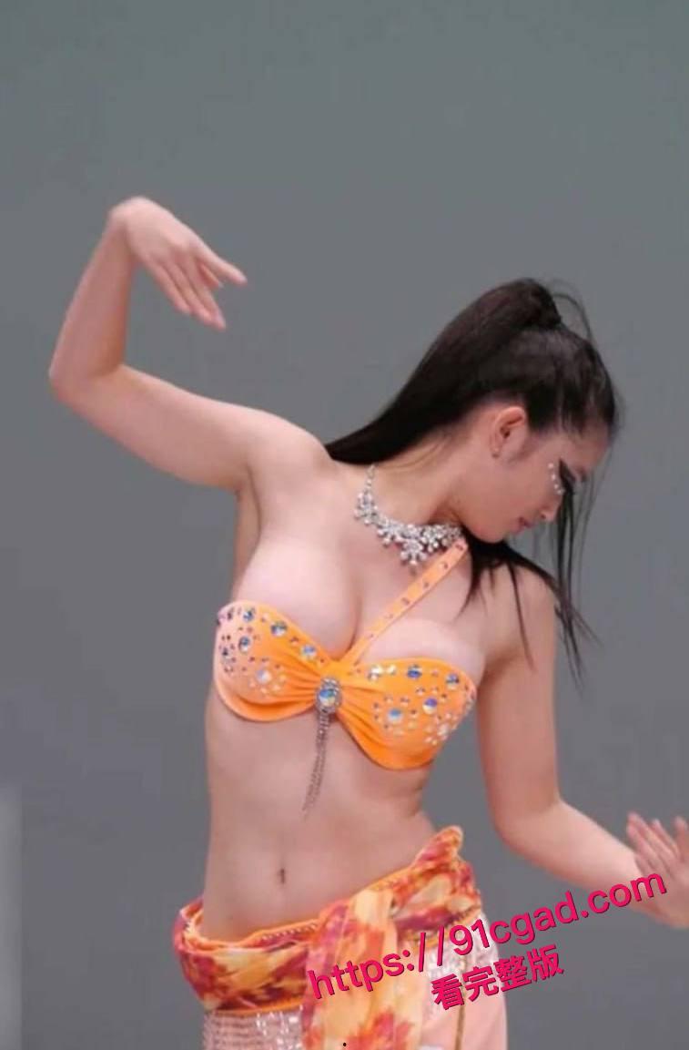 北京艺术学院艺考生 周淑 表演时裹胸脱落 露出深色乳晕！