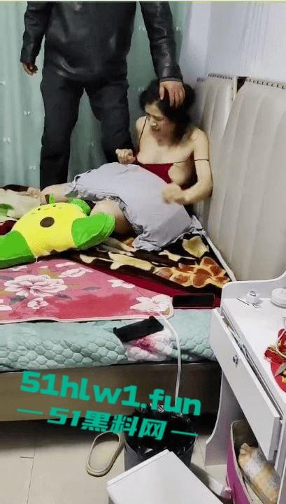 辽宁长腿骚妇偷情，和奸夫在家激情啪啪，被老公带人潜伏，冲入屋内现场逮住，这骚妻的身材很赞啊。