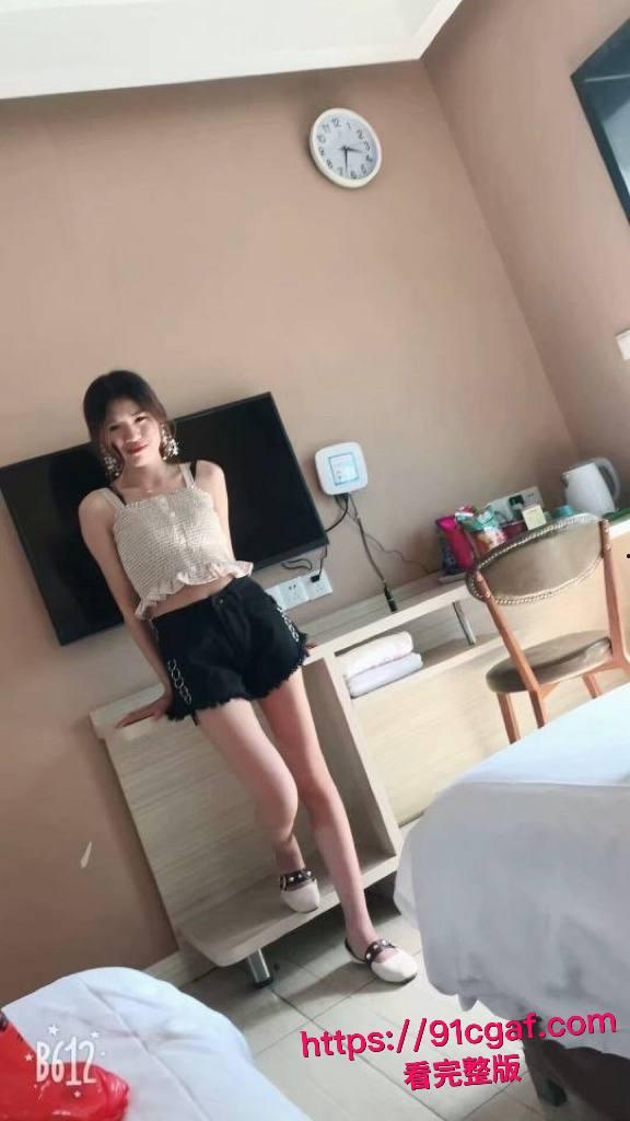 高颜值大学生情侣开房做爱私密视频流出 巨乳翘臀曲线火爆 骚逼粉嫩诱惑至极 深喉口交无比淫骚！