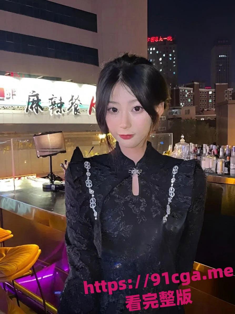 抚顺石油化工学院大三学姐崔梦曦 骚到爆表校园公交车约炮视频流出！