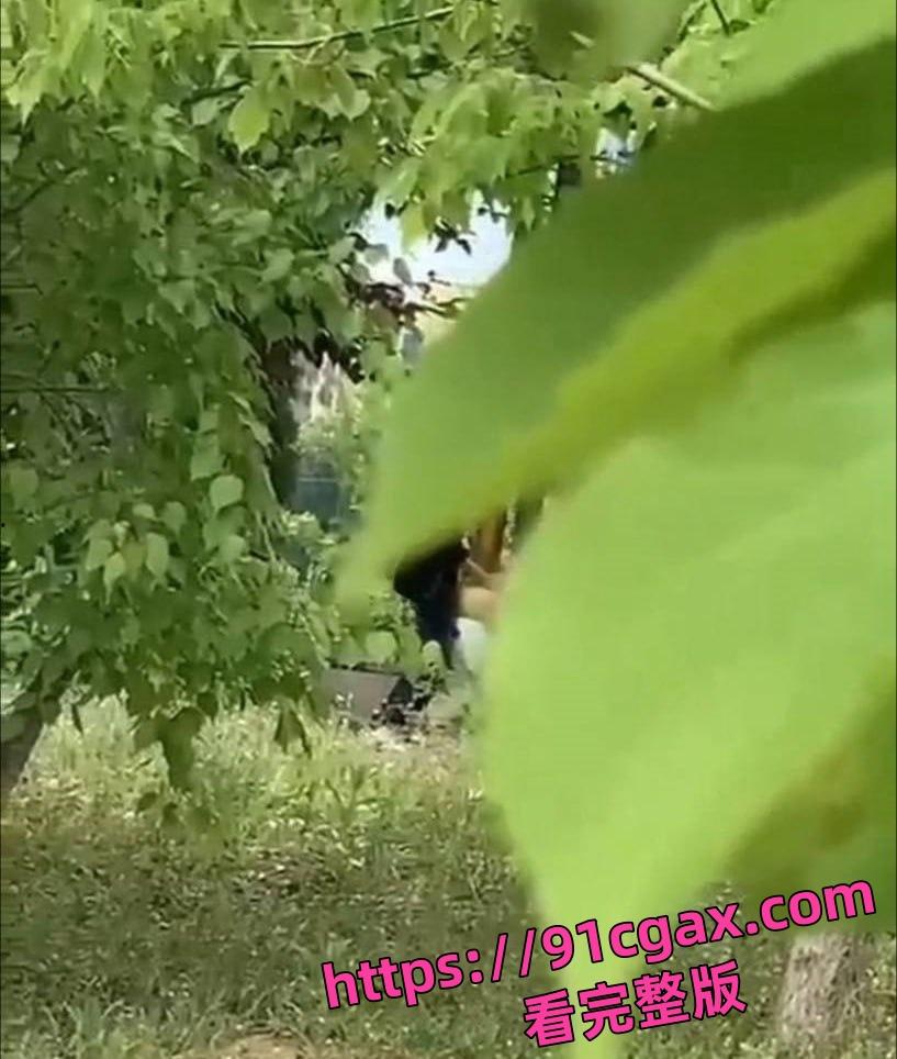 万物复苏的季节野外偷拍到野战现场 看起来后入的很吃力了 果然是人到中年不得已！