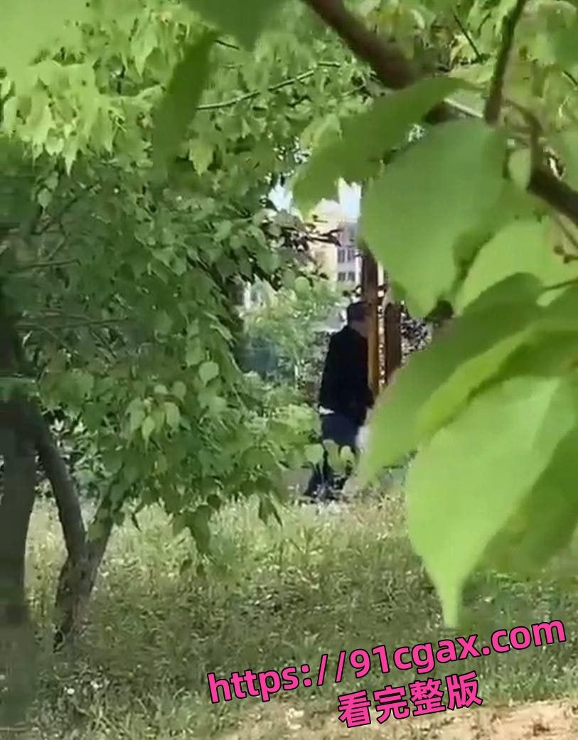 万物复苏的季节野外偷拍到野战现场 看起来后入的很吃力了 果然是人到中年不得已！