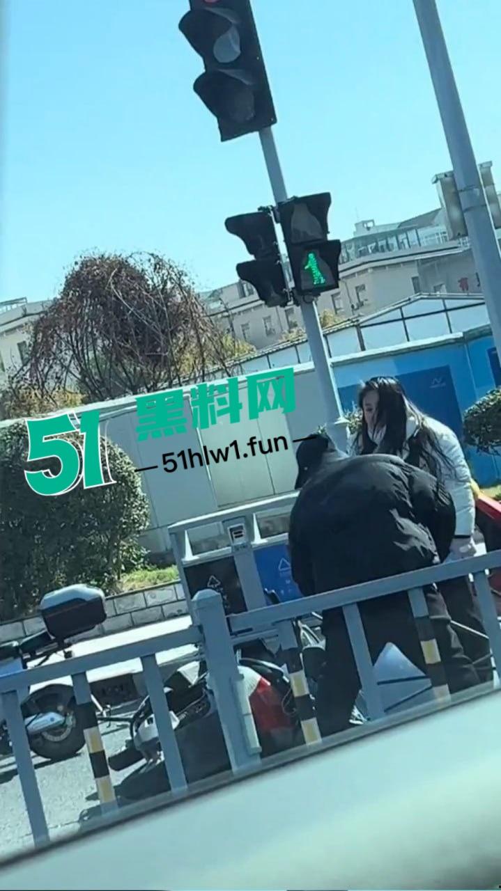 宁波街头闹剧吵架吵到电瓶车上，宁波一对男女疯鞭打电瓶车 这是吵架还是电瓶车得罪了谁？