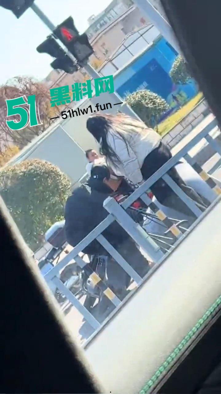 宁波街头闹剧吵架吵到电瓶车上，宁波一对男女疯鞭打电瓶车 这是吵架还是电瓶车得罪了谁？