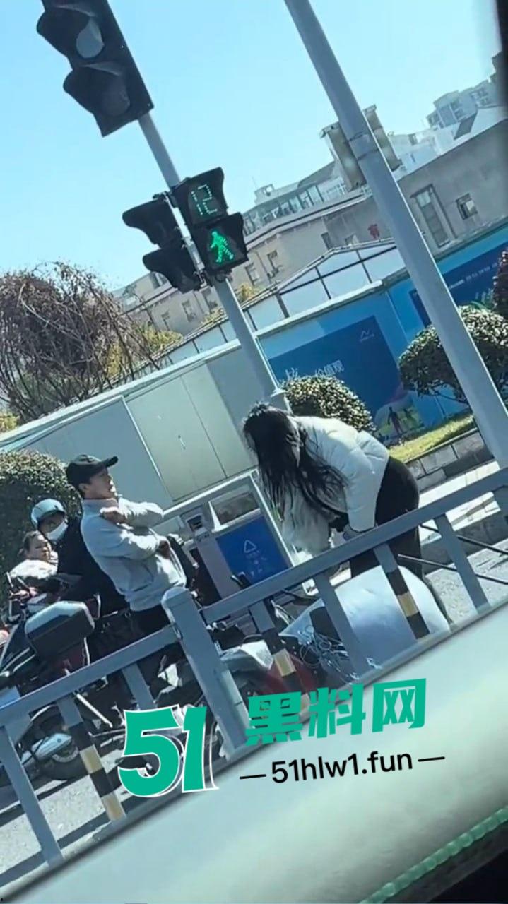 宁波街头闹剧吵架吵到电瓶车上，宁波一对男女疯鞭打电瓶车 这是吵架还是电瓶车得罪了谁？