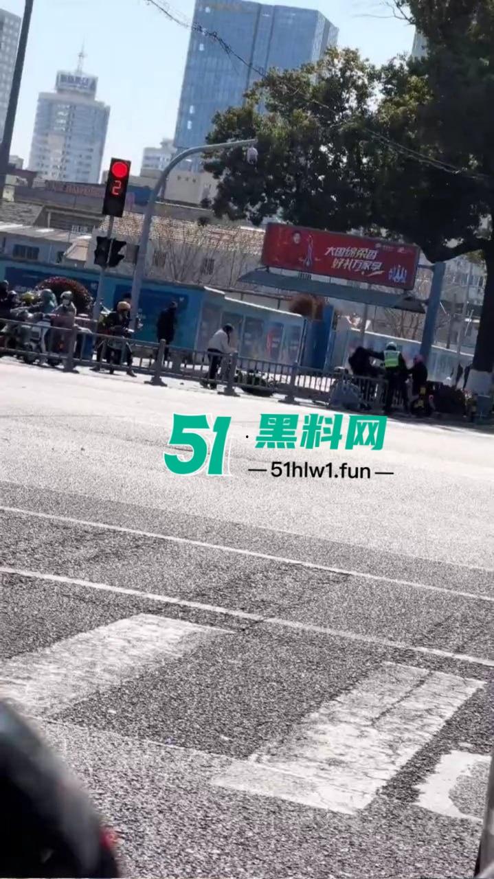宁波街头闹剧吵架吵到电瓶车上,宁波一对男女疯鞭打电瓶车 这是吵架还是电瓶车得罪了谁?-4