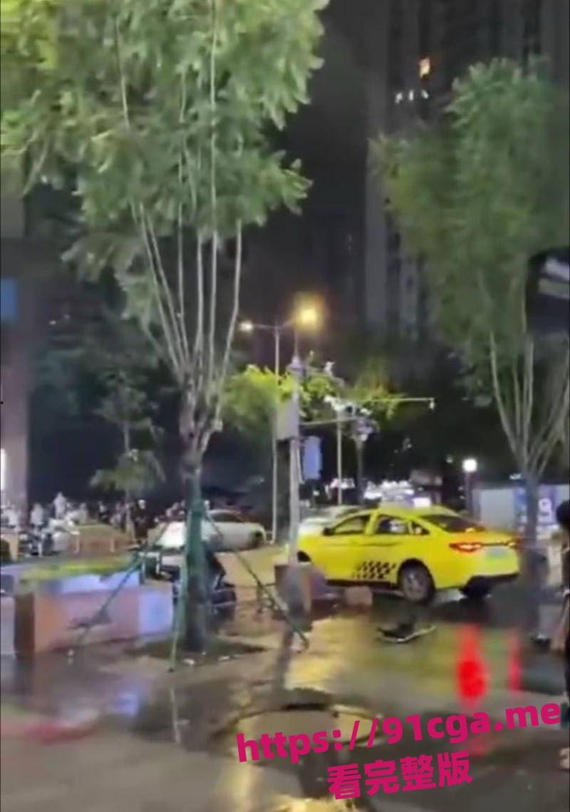 重庆疯狂出租车开车撞人，幸亏小伙身手敏捷无人受伤！