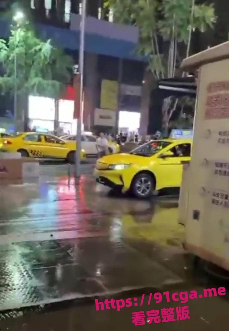 重庆疯狂出租车开车撞人，幸亏小伙身手敏捷无人受伤！