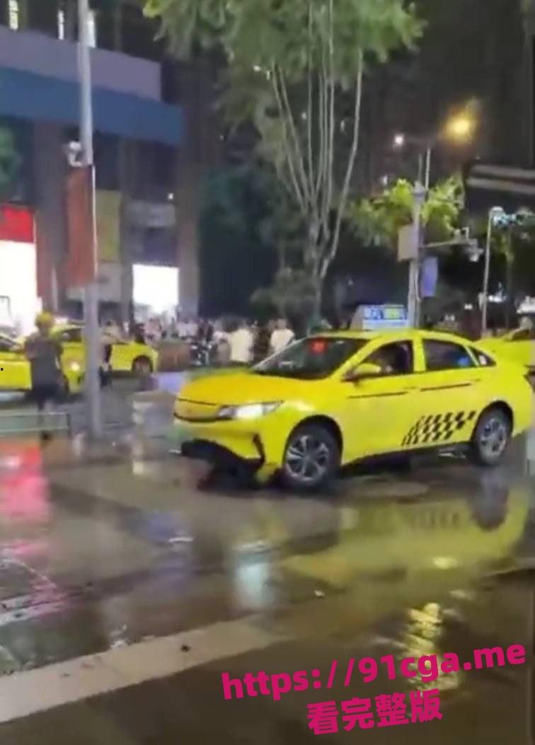 重庆疯狂出租车开车撞人，幸亏小伙身手敏捷无人受伤！
