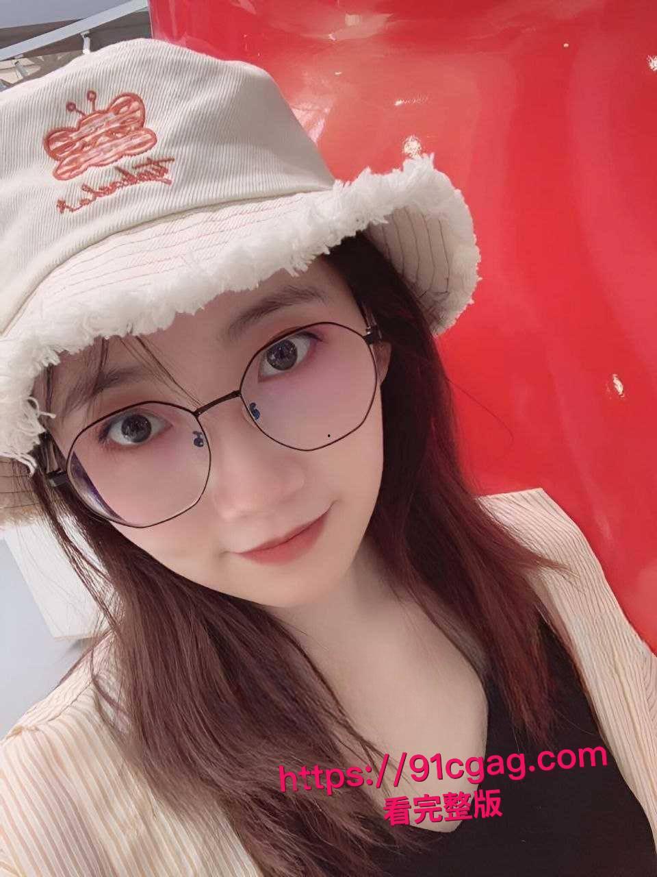 真实约炮！！！在网上撩了个大学生，戴着个眼镜清纯文静的妹子被我调教成专属母狗！