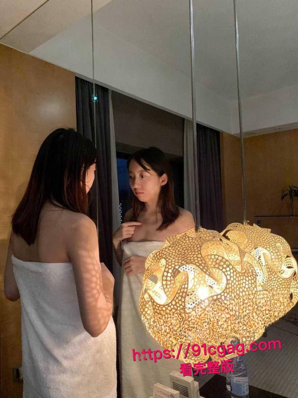 真实约炮！！！在网上撩了个大学生，戴着个眼镜清纯文静的妹子被我调教成专属母狗！