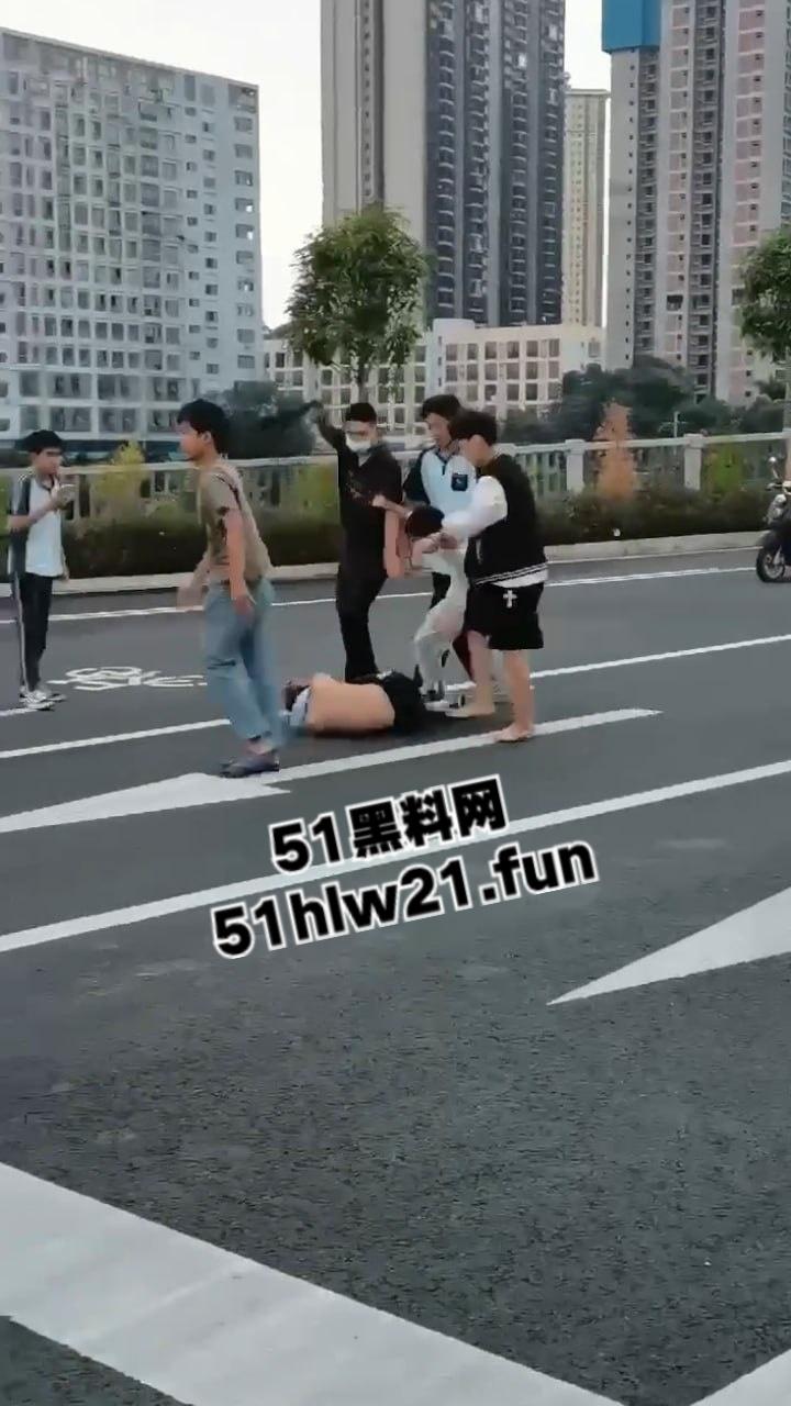 广西南宁三中，女学生遭同学霸凌殴打，打人精神小妹身材被扒8名殴打人员已被逮捕拘留。