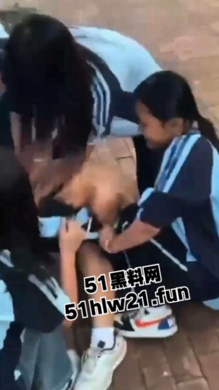 广西南宁三中，女学生遭同学霸凌殴打，打人精神小妹身材被扒8名殴打人员已被逮捕拘留。