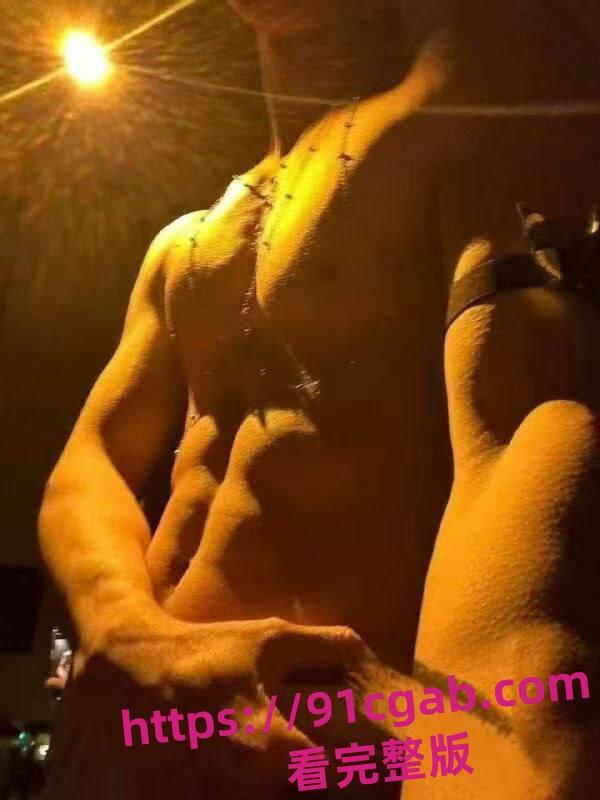 约炮肌肉男大翻车！网恋奔现货不对板，聊天记录曝光，笑翻全网！