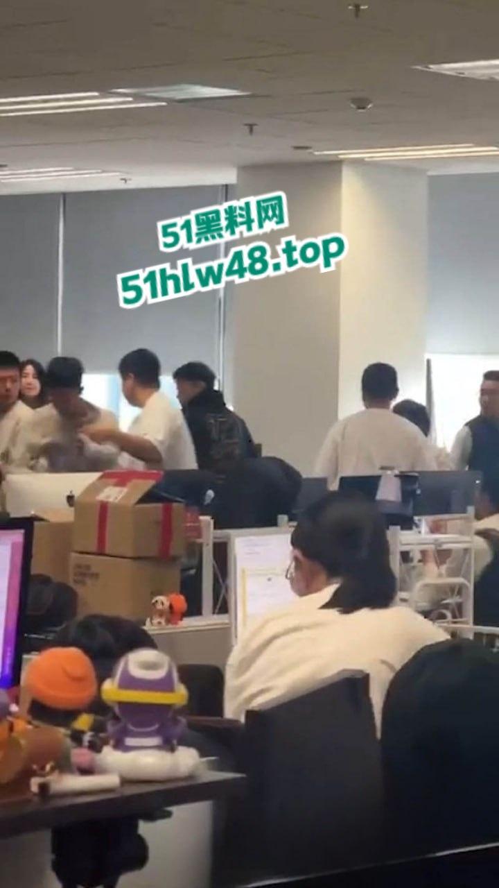 京东员工神操作借职务之便，睡供应商老婆被老公发现后，携全家到公司讨要说法。