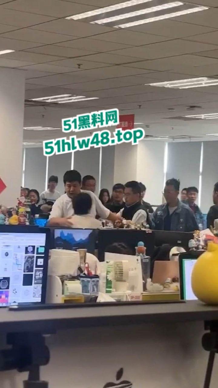 京东员工神操作借职务之便，睡供应商老婆被老公发现后，携全家到公司讨要说法。