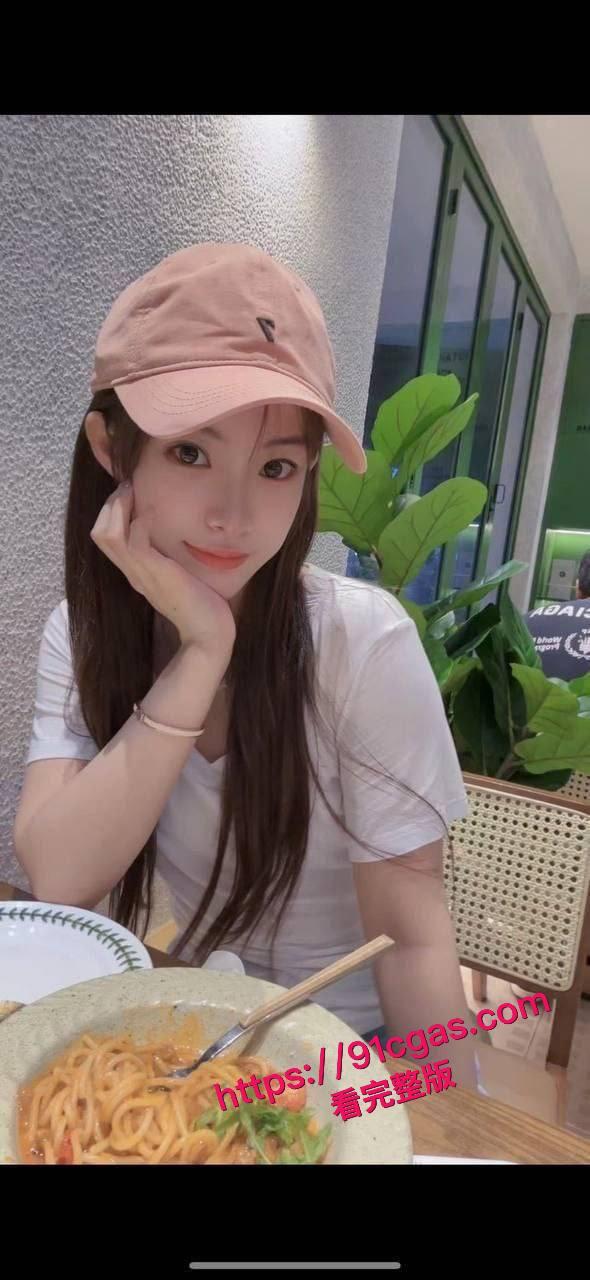 大学生被体育生按在床上爆操妹子被操的闭眼一脸的享受